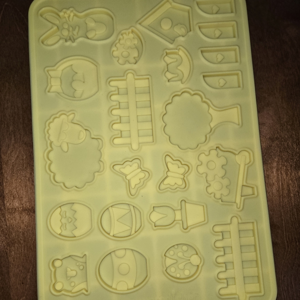Pampered chef Silicone Easter cookie